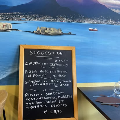 Ardoise des suggestions devant la fresque du Vésuve