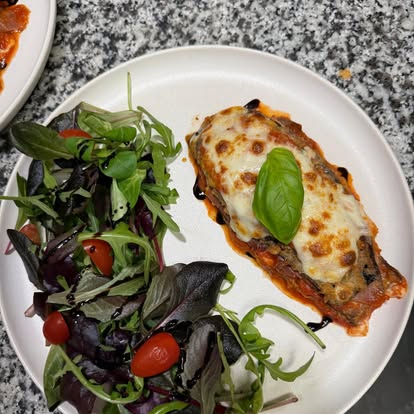 Parmigiana di melanzane et salade