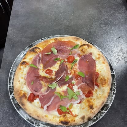Pizza Margherita au feu de bois — Bella Napoli